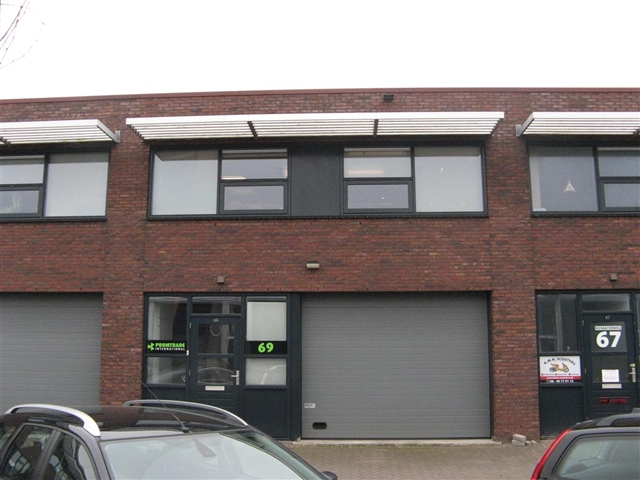 Rosbayerweg 69 te Wormerveer. Te Koop fraaie multifuntionele bedrijfsunit. Totaal ca. 140 m2 BVO, verdeeld over begane grond en verdieping. Hoogwaardig opleveringsniveau.