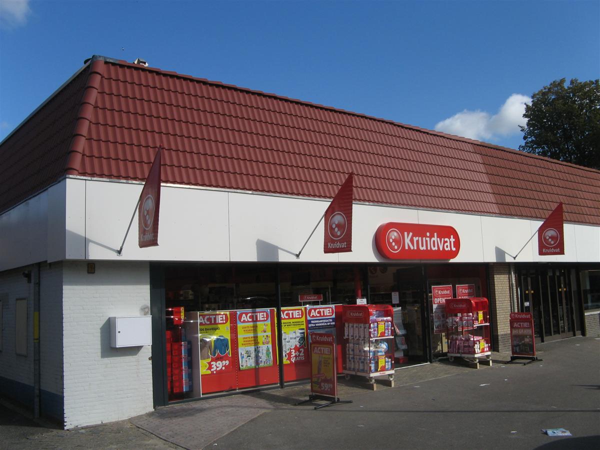 René Dijkstra feliciteert Kruidvat met haar nieuwe vestiging aan de Wagenweg.