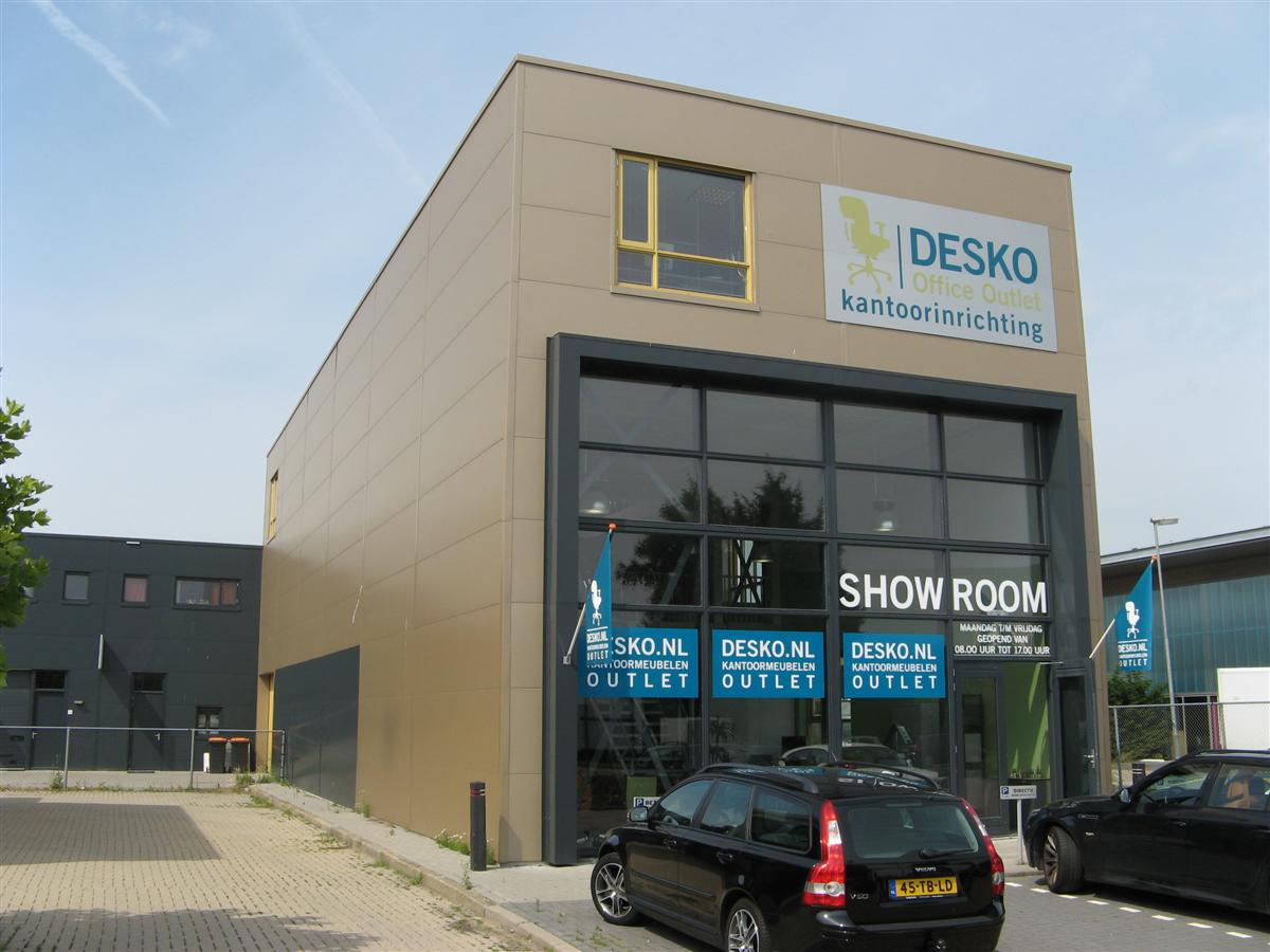 Rene Dijkstra Bedrijfsmakelaardij feliciteert Veldhuis Zonwering met haar nieuwe huisvesting