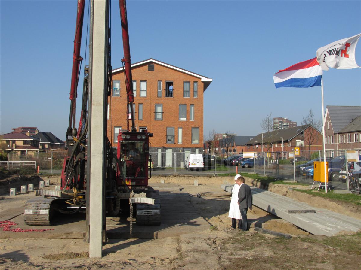 Slaan 1e paal door wethouder Krieger, 23 startersappartementen aan de Nijlstraat Weidevenne