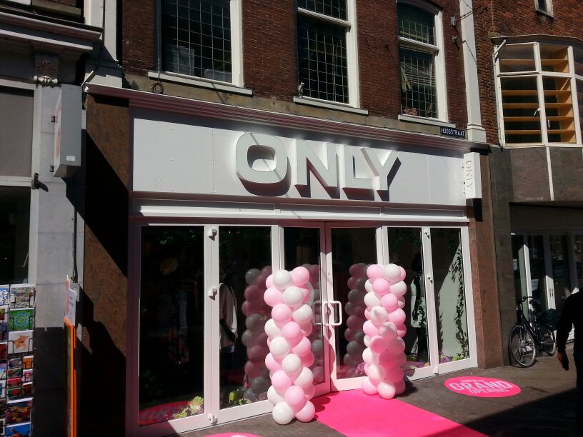 Rene Dijkstra Bedrijfsmakelaardij feliciteert ONLY met haar nieuwe vestiging aan de Hoogstraat.