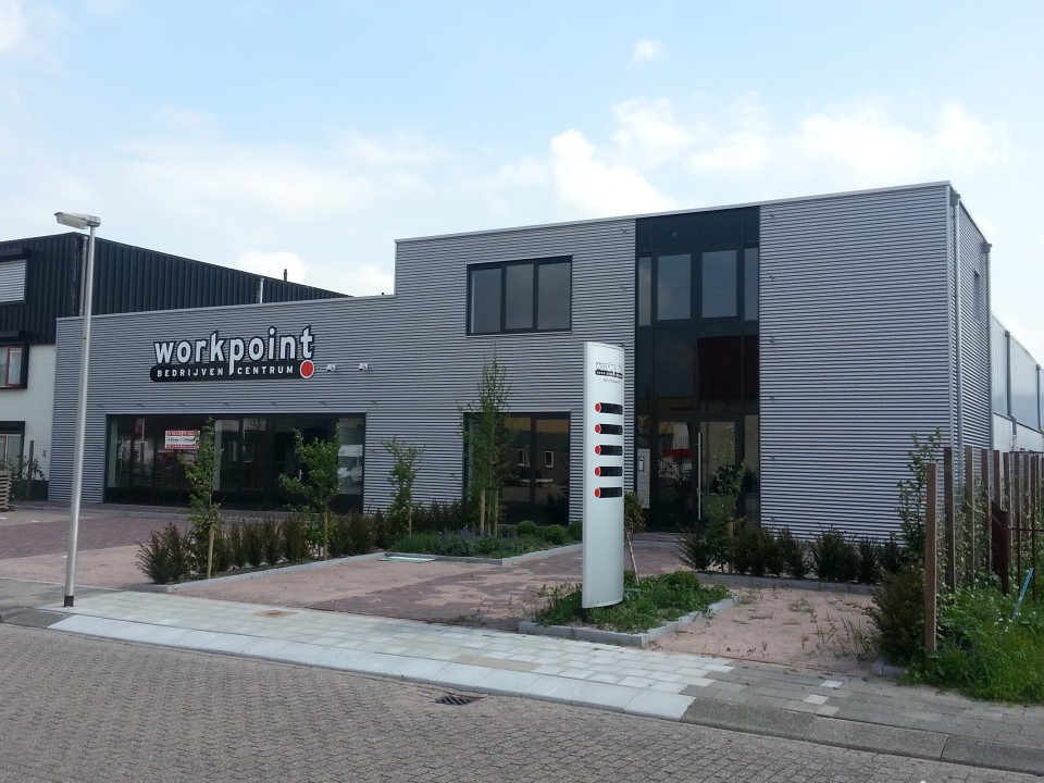 René Dijkstra feliciteert Molen Vastgoed met haar nieuwe bedrijfsverzamelgebouw Workpoint aan de Nijverheidsweg